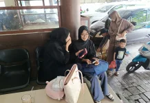 Mahasiswa Berebut Bus saat Arus Balik di Medan