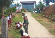 Babinsa 03/Parongil Ajak Siswa Gotong Royong Demi Lingkungan Nyaman