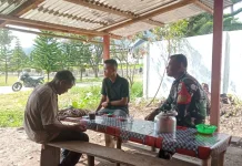Ngopi Bareng Warga, Babinsa Desa Cikaok Bahas Keamanan hingga Masa Depan Pemuda