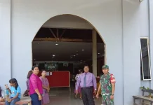 Babinsa 04/Tigalingga Berdiri Berjaga di Depan Gereja GKII Lau Bagot