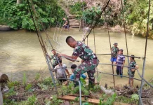 Kodim 0212/TS Bersama Warga Mulai Bangun Jembatan Gantung di Padang Bolak Julu