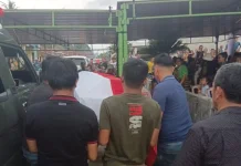 Babinsa 04/Tigalingga Dampingi Keluarga Sambut Kepulangan Terakhir Pratu Sarmud