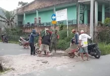 Babinsa dan Pemuda Gotong Royong Perbaiki Jalan Rusak di Salak