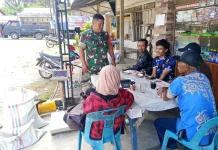 Babinsa dan Pengepul Bahas Harga Kopi dan Nasib Petani di Desa Sukaramai