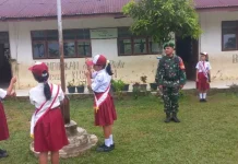 Babinsa Koramil 03/Parongil Pimpin Upacara di SDN Lae Kaberun