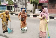 Petugas Kebersihan Tanjungbalai Kenakan Kebaya saat Bertugas di Hari Kartini