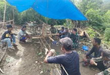 Babinsa Bangun Semangat Para Pekerja di Lokasi KDKMP Kelurahan Parongil