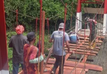 Kodim 0212/TS Bersama Masyarakat Perbaiki Jembatan Gantung di Ulu Pungkut