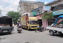 Pengendara Keluhkan Kendaraan Bongkar Muat Parkir Sembarangan di Jalan Sutomo