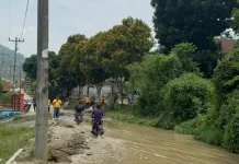 Bupati Dairi Tinjau Jalan Rusak di Parimbalang, Perbaikan Segera Direalisasikan