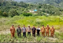 Babinsa dan Tim BA Siapkan  Lahan Gerai Koperasi Merah Putih Simerpara