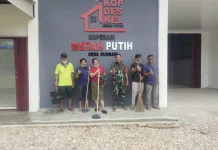Babinsa 03/Parongil Pimpin Aksi Bersih-Bersih, Gerai KDKMP Desa Sumbari