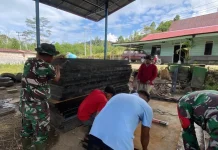 Babinsa Koramil 06/Kerajaan dan Warga Fokus Pengerjaan Lantai dari Plat Bordes