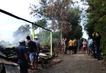 Babinsa dan Damkar Bantu Padamkan Api di  Tigalingga