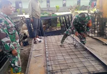 Babinsa Koramil 06/Kerajaan Garap Lantai Jembatan Gantung