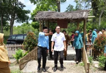 Bupati Tapsel Serahkan Bantuan Kolam Lele untuk PKK Desa Huraba