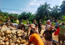 Prajurit TNI Bangun Jembatan Modular di Tapsel