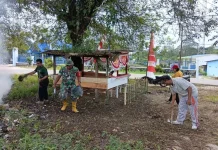 Babinsa bersama Lurah  dan Warga Bersihkan Pos  Kamling di  Parongil