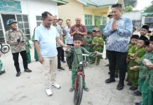 Bupati Sergai Hadiahkan Sepeda untuk Pelajar SD