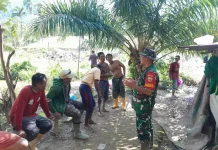 Babinsa Tetap Hadir Beri Semangat Pekerja KDKMP Lau Lebah