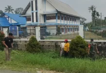 Warga Gotong Royong Bersihkan Jalan Gereja HKBP Parongil