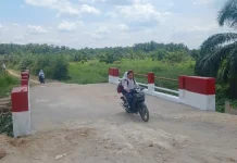 Babinsa Koramil Bersama Warga Rampungkan Pembangunan Jembatan Armco