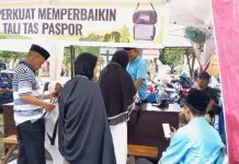 Jemaah Haji Antusias Perkuat Tali Tas sebelum Berangkat ke Tanah Suci