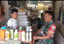 Babinsa Koramil 03/Parongil Kunjungi Cek Harga Pupuk Subsidi