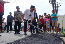 Tinjau Jalan Rusak di Medan Marelan, Rico Langsung Lakukan Penambalan