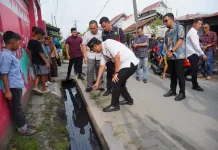 Rico Waas Tinjau Banjir Mabar, Drainase Sekolah Dinormalisasi