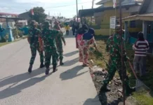 Personel Koramil 09 Teluk Mengkudu Gotong Royong bersama Warga