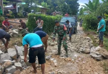 Babinsa dan Masyarakat Pardomuan Gotong Royong Perkeras Badan Jalan