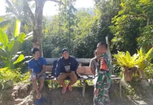 Babinsa Koramil 06/Kerajaan Komsos dengan Warga