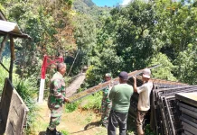 Aksi TNI dan Warga Angkut Besi Jembatan Seberangi Sungai Lae Kombih