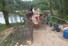 Kodim 0212/TS Perbaiki Jembatan Perintis Garuda di Padang Lawas