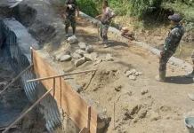 TNI dan Warga Bangun Jembatan Penghubung Antar Dusun di Dairi