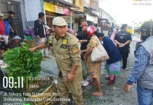 Satpol PP dan PD Pasar Sidikalang Lakukan Penertiban PKL Cegah Kemacetan