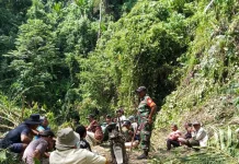 Babinsa dan Kades Turun Tangan Ajak Warga Gotong Royong di Lau Mulgap