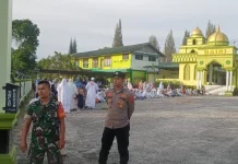 Babinsa dan Bhabinkamtibmas Amankan Salat Iduladha di Masjid Agung Sidikalang