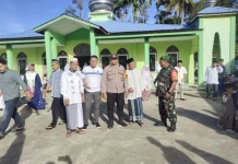 Babinsa dan Polisi Kompak Kawal Salat hingga Pemotongan Qurban