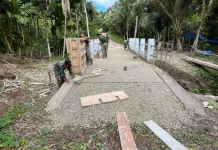 Karya Bakti Skala Besar TNI Bangun Jembatan Armco Sungai Menaula