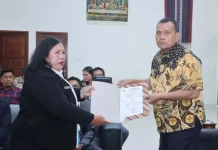 Bupati Dairi Serahkan Surat Tugas Tiga Kepala Sekolah