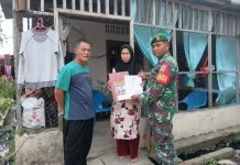 Babinsa Asahan Bersama Disdukcapil Bantu Warga Urus Akta Kelahiran Anak