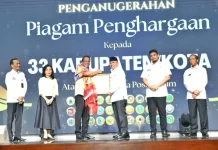 Bupati Simalungun Terima Penghargaan Posbankum dari Menteri Hukum