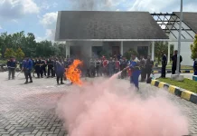 Petugas Tol Kutepat Dilatih Gunakan APAR dan Tangani Keadaan Darurat