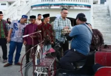 Bupati Labusel Salurkan 60 Paket Sembako kepada Pengemudi Becak Bermotor