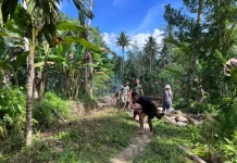 TNI dan Warga Gotong Royong Bangun Jembatan Gantung di Sungai Menaula