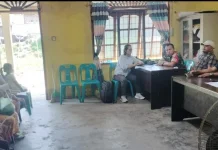 Babinsa Dampingi Penyaluran BLT Dana Desa untuk Warga Sarintonu