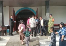Monitoring Ibadah Minggu, Babinsa Pererat Silaturahmi dengan Jemaat HKBP Sidikal