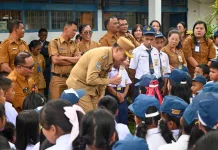 Bupati Humbahas Sambut Hari Pertama Masuk Sekolah